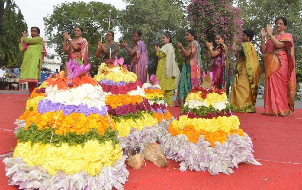 The Weekend Leader - Telangana CM greets people on Bathukamma festival